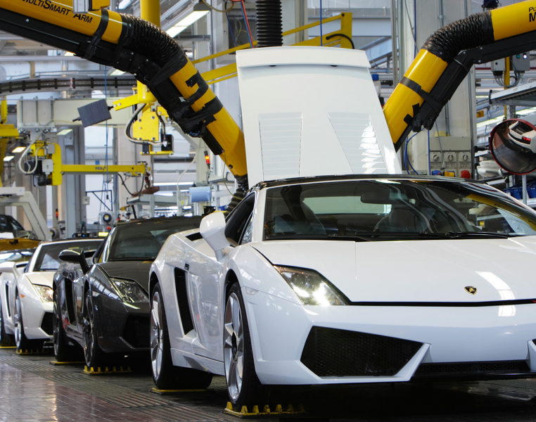 Машина завод видео. Завод машин. Завод Lamborghini. Производство автомобилей. Кузов Ламборджини на заводе.